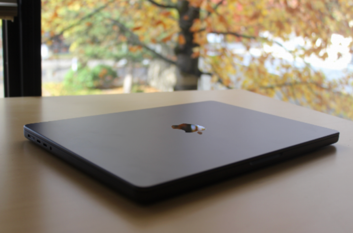 Il MacBook Pro chiuso su un tavolo.